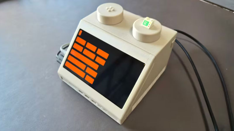 Mac mini беше скрит в разширен LEGO-камен, оформен като терминал от 1970‑те години
