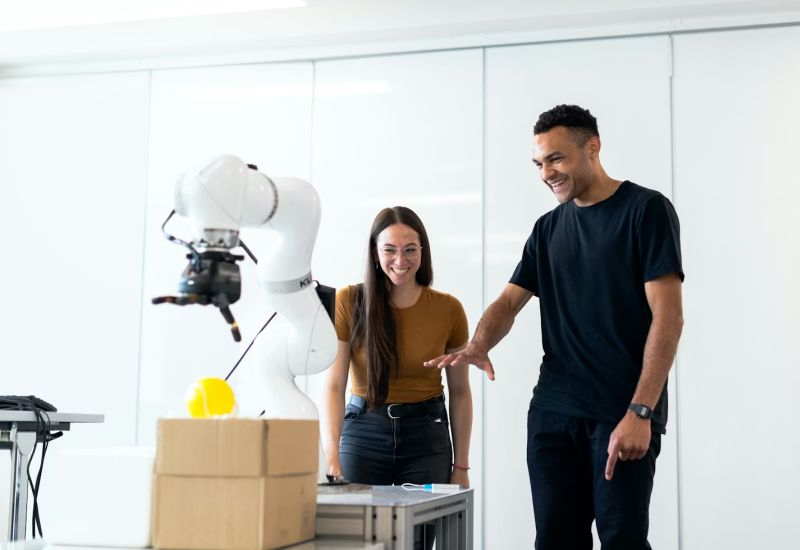 Половината от фирмите, които са заменили служители с AI‑ботове, планират да върнат персонала през 2025 г.