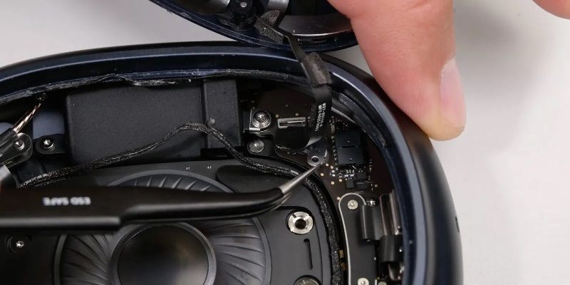 iFixit разложи AirPods Max 2 и показа, че вътрешната им конфигурация не се е променяла