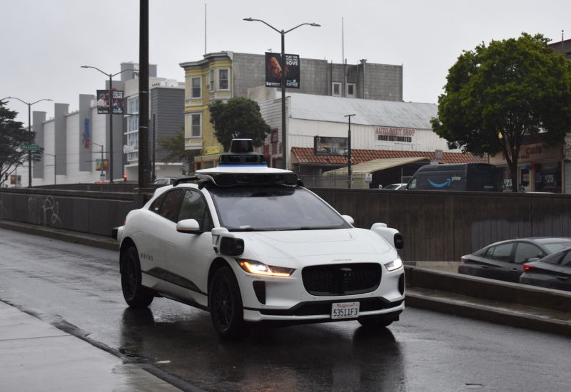 Waymo прекратява стартирането на роботакси по бързите автомагистрали в САЩ поради безопасност.