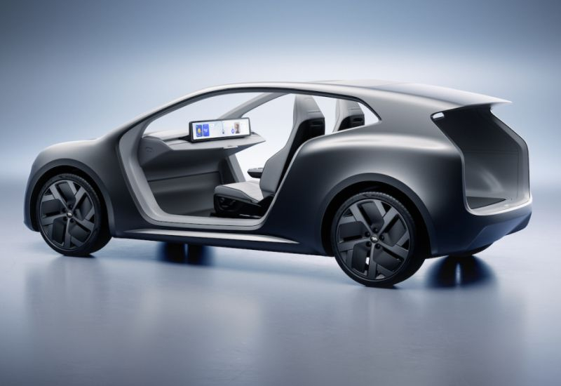 Люсид представи концепция за безводителен такси, която да се конкурира с Tesla CyberCab, сред други иновации.