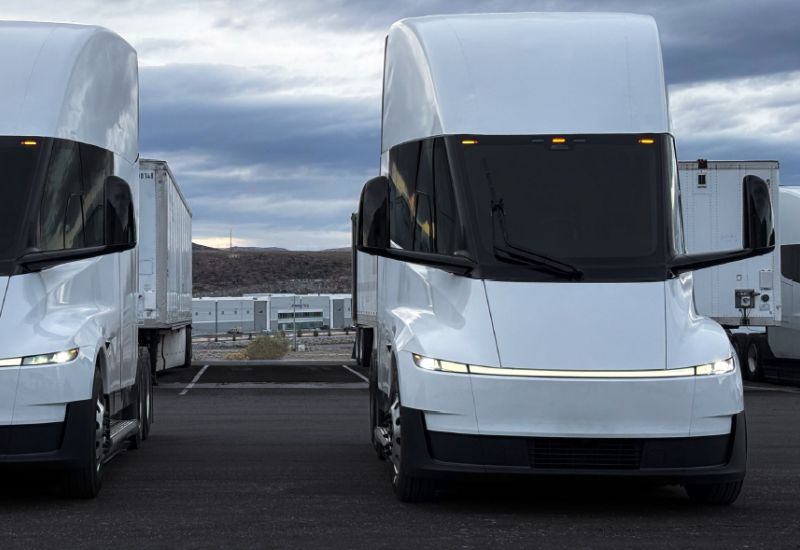 Цената на електрическите товарни автомобили Tesla Semi се окаже значително по-висока от обявената, но все още по-ниска от тази на конкурентите.