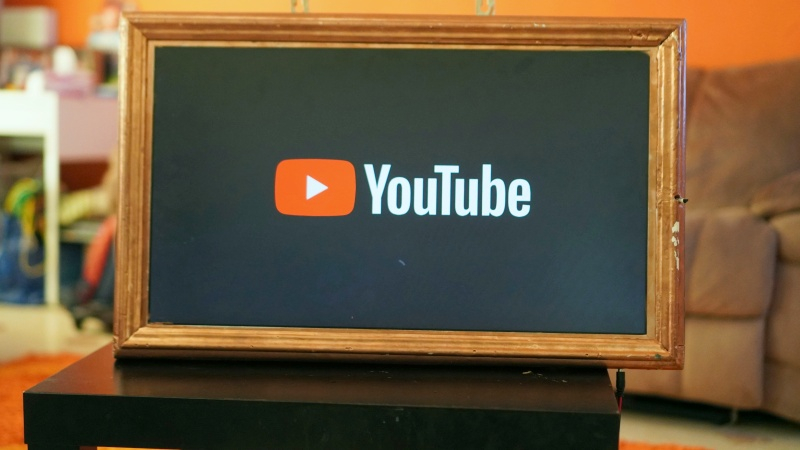 YouTube усилил конфликт с рекламните блокери, започвайки да изтрива коментари и описания на видеа от потребителите.