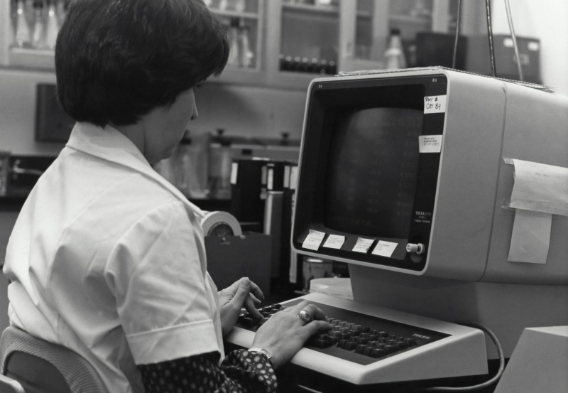 Продажбите на персонални компютри по света ще спаднат с 5 %, заради увеличаването на цената на паметта, докато единствената перспектива е Apple и игровите сегменти.