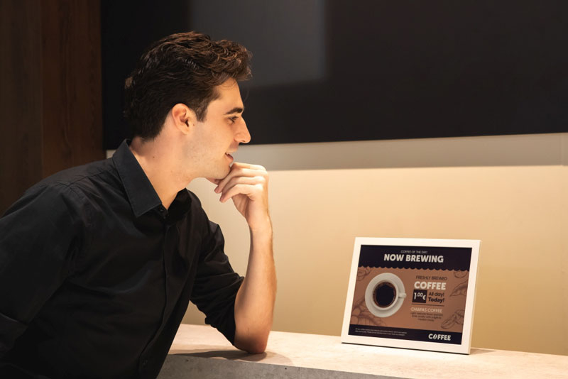 Съёмката „Samsung дебютира уникален екран E‑Ink с цветни електронни чернина, произведен от фитопланктон“ превеждаме на български така:

**„Samsung представя уникален екран E‑Ink със светлинно-чернила от фитопланктон.“**