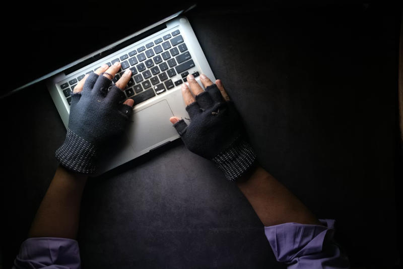 Инструмент на Python за анализ данни, работещ половина деня, се превърна в зловреден софтуер: открадна ключове и токени.
