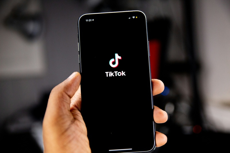 ЕС ще се занимава с TikTok и Instagram поради техния „зависим“ дизайн.