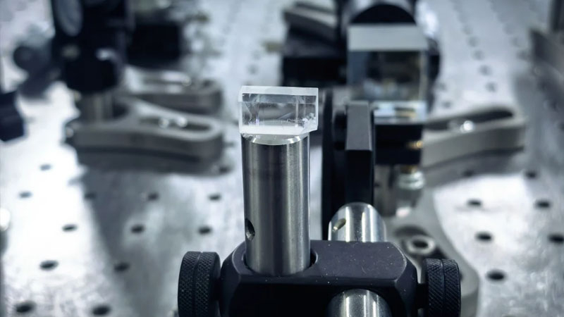 В Китай разработаха компактен твърдопластен лазер за достъп до преди недостъпен VUV‑диапазон, отваряйки нови възможности в научни изследвания, космически технологии и производство на чипове