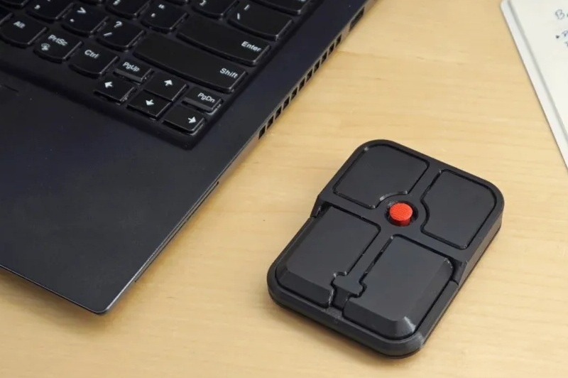 Плъупи превърна култовия TrackPoint от ThinkPad в преносима мишка, „отдалявайки“ го от лаптопа.