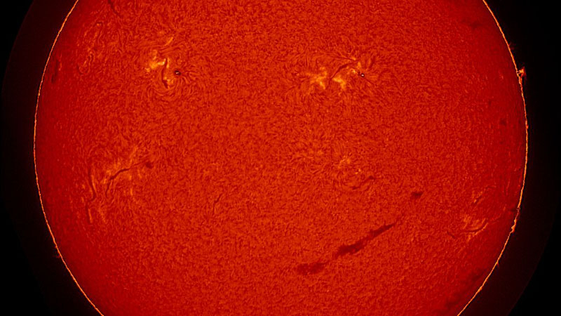 Слънцето се превърна в огромен емотикон, който ни усмихва отгоре.