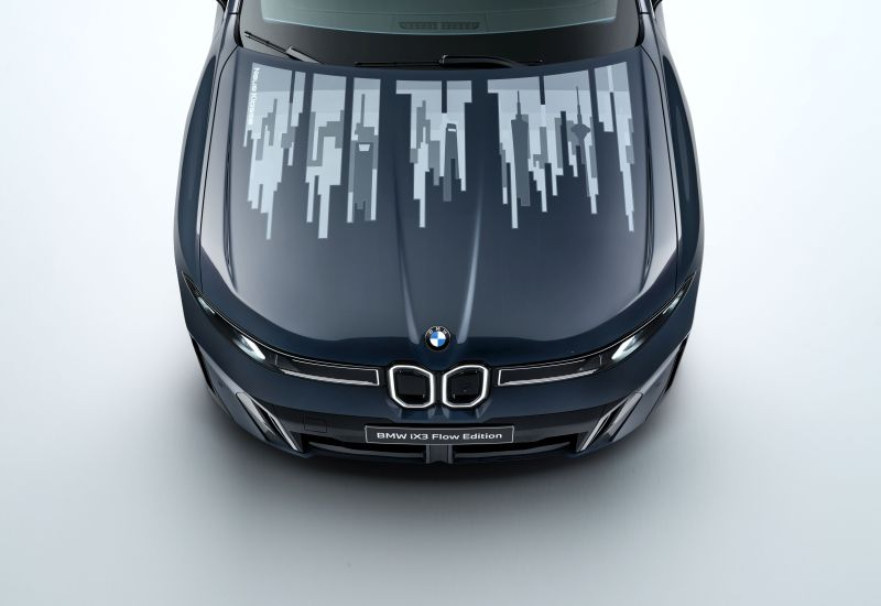 BMW iX3 Flow Edition показва капак, който променя цвета си с помощта на технология „електронни чернила“.