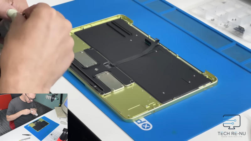 Apple MacBook Neo се окаже по‑лесен от очакваното – дори батерията не е залепена.