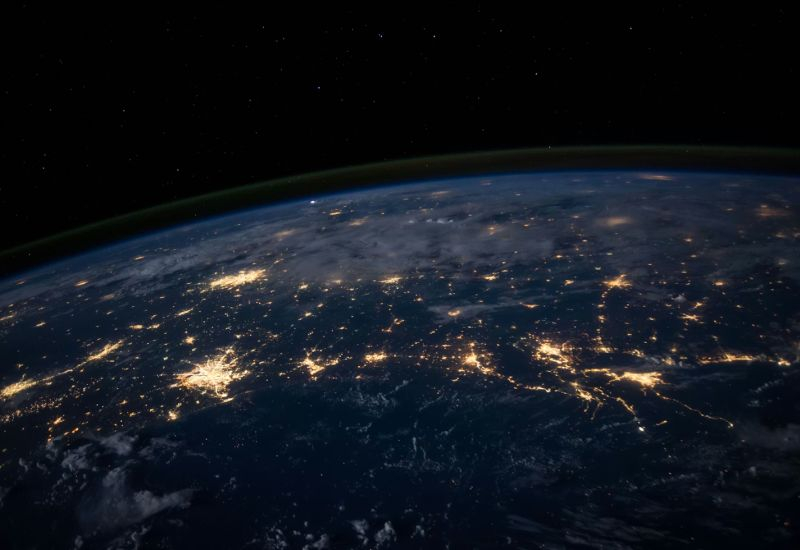 САЩ разгръщат „ИИ‑миссионери“ по целия свят: Тръмп стартира Tech Corps за засилване на влияние и ограничаване на Китай.