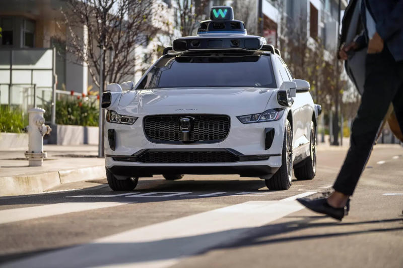 Waymo‑роботът за таксита се окаже неочаквано удобно средство за бягство от мястото на инцидента