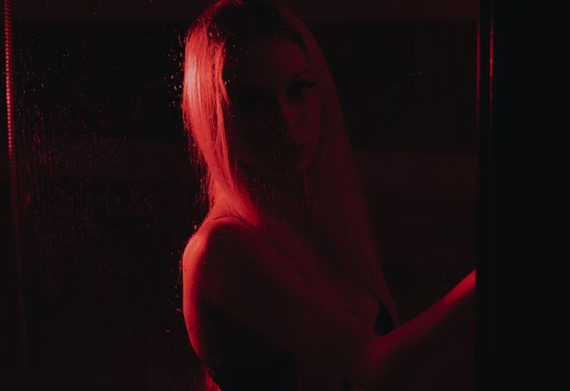 OpenAI отложи създаването на възрастен съдържание в ChatGPT и постави проекта за AI‑бот за възрастни „на дълъг шкаф“.