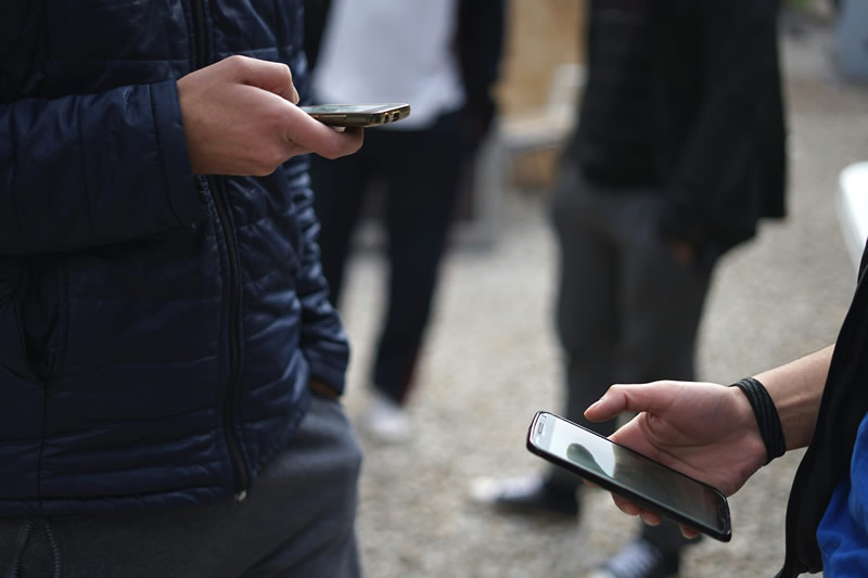 Повечето млади Австралийци продължават да използват социалните медии, въпреки ограниченията