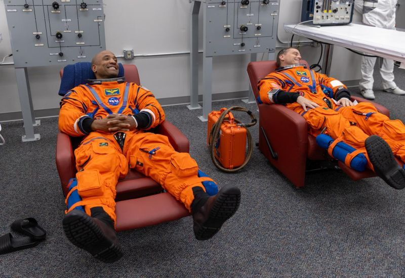 NASA сега позволява на астрономите да носят със себе си iPhone по време на мисията Артемида II към Луната