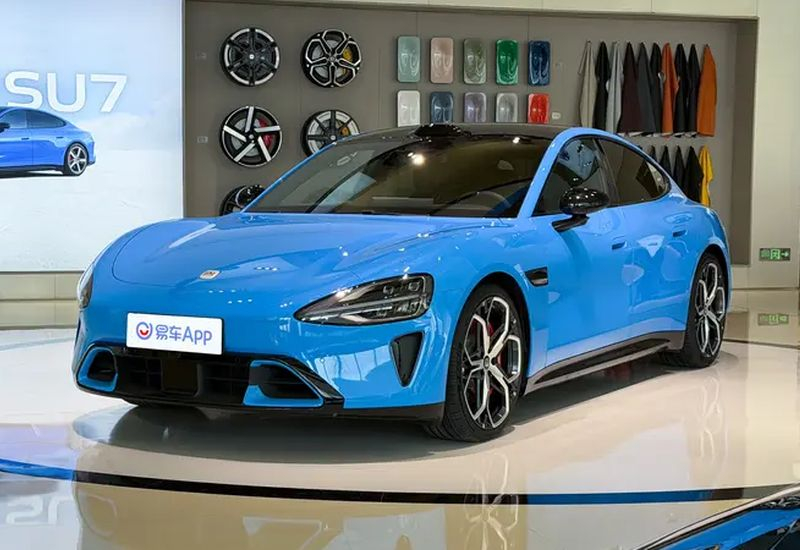 Събирам се Xiaomi SU7 след актуализация на дизайна изглежда ново и обещава пробег до 902 км.