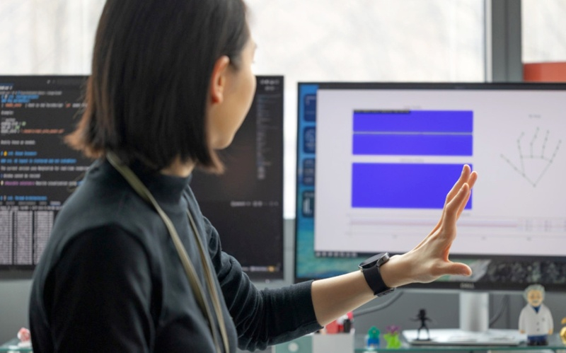 Изследователите използваха изкуствен интелект, за да превърнат обикновените смарт часовници в устройство за точно измерване на движенията на ръката